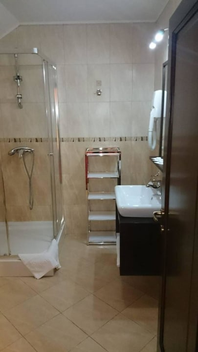 Badezimmer mit Dusche Hotel Stefani