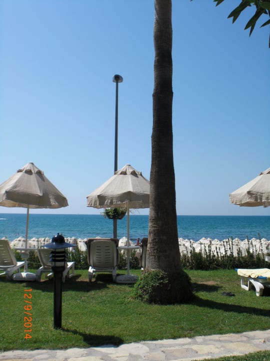 Liegewiese mit Blick aufs Meer Melas Holiday Village
