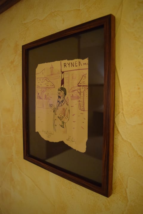 Kunst an den Wänden des Zimmers... Hotel Pid Templem