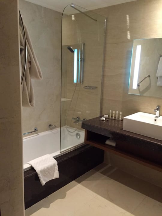 Dusche bzw Duschwanne DoubleTree by Hilton Resort & Spa Marjan Island