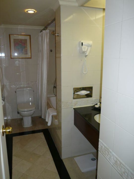 Badezimmer des De-Luxe-Zimmers Eaton Hotel Hong Kong