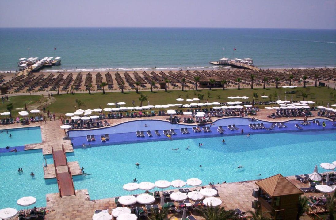 Hauptpool mit Strand und beiden Stegen Voyage Belek Golf & Spa