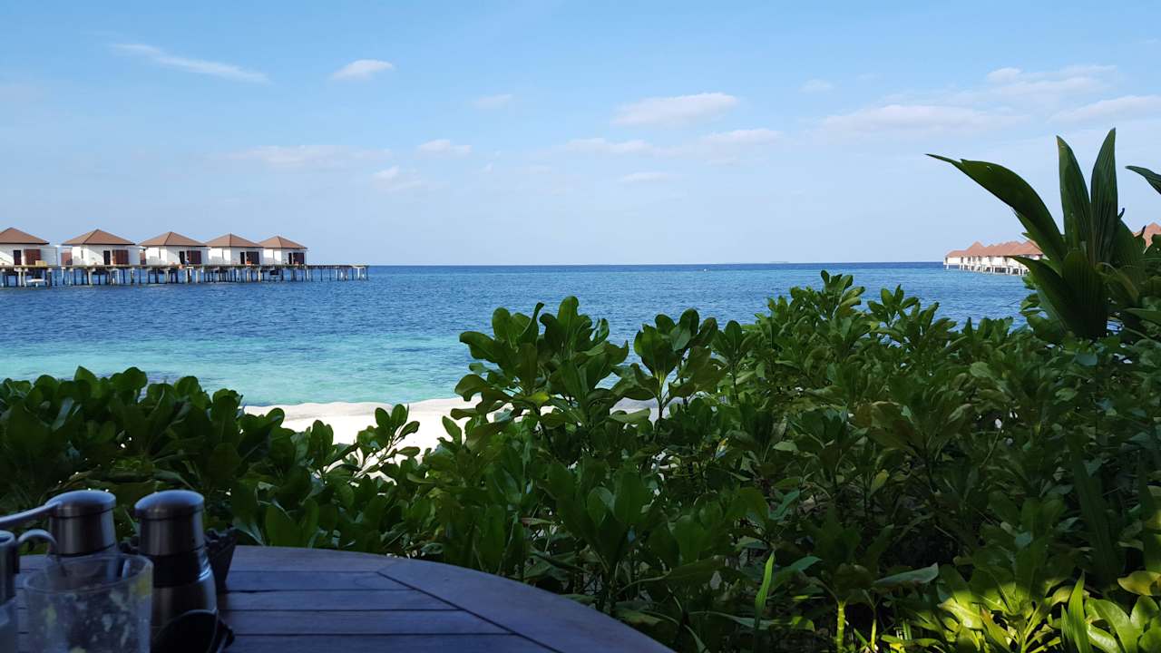 Ausblick vom Morgen-/Mittagstisch ROBINSON MALDIVES