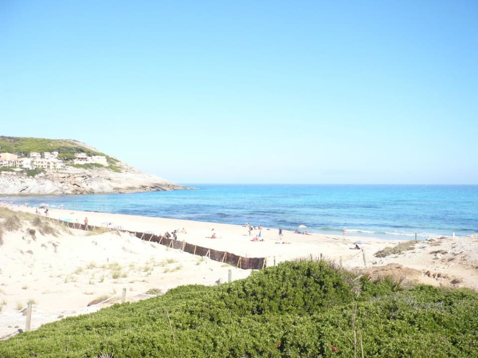 Blickrichtung Meer auf den Strand VIVA Cala Mesquida Suites & Spa 16+