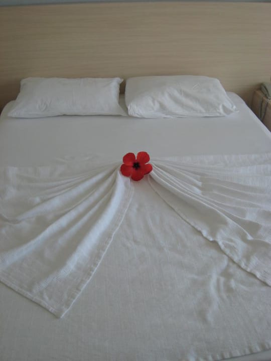 Décoration du lit des parents par le personnel La Blanche Resort & Spa