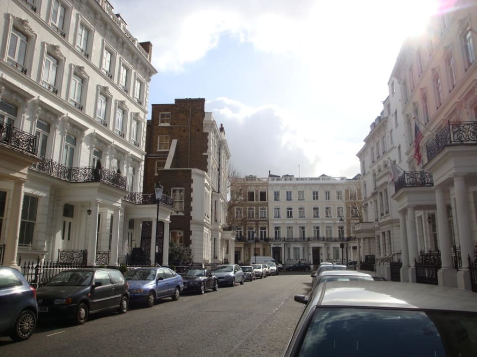 Gegenüber dem Hotel  K+K Hotel George