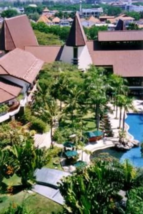 Blick auf Hotel und Gartenanlage des Novotel Novotel Surabaya Hotel