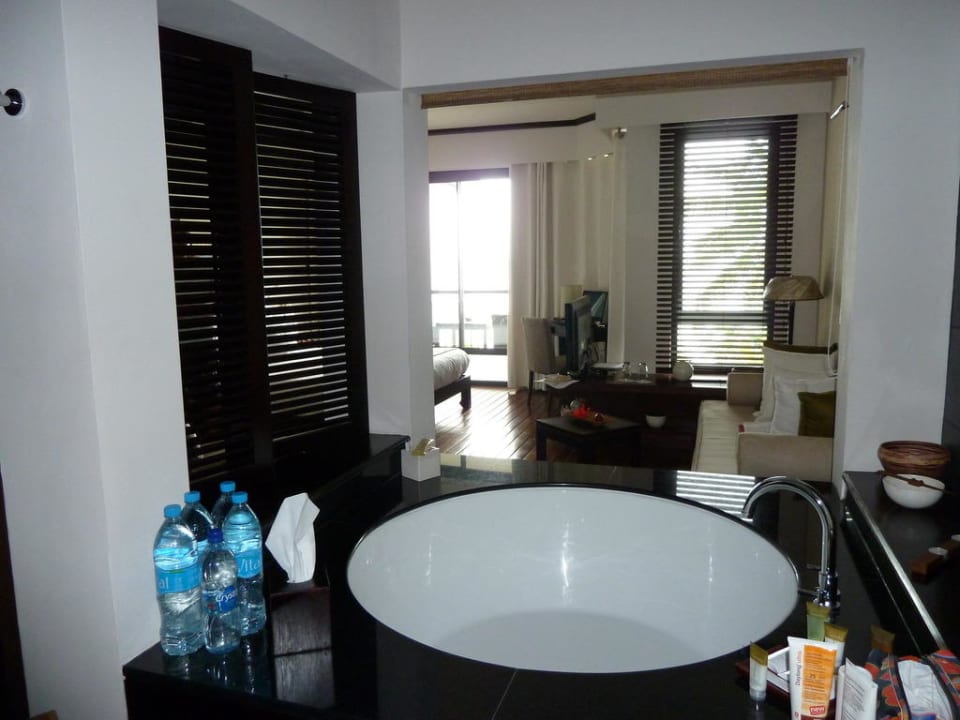 Vom Badezimmer Richtung Balkon Le Cardinal Exclusive Resort