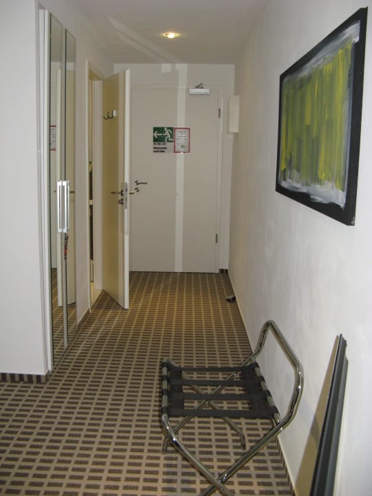 Blick vom Zimmer zur Zimmertüre Hotel Youngstar