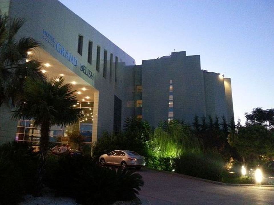 Hoteleingang und Zufahrt Grand Belish Resort Hotel & Spa