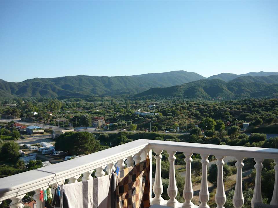 Blick vom Balkon auf die unendlichen Wälder Hotel Maistrali
