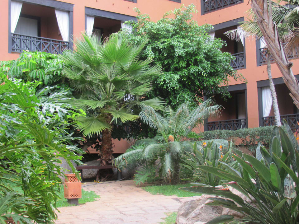 На территории отеля H10 Costa Adeje Palace