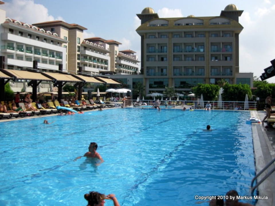 Blick vom oberen Pool zum Hotel Aydinbey Kings Palace & Spa