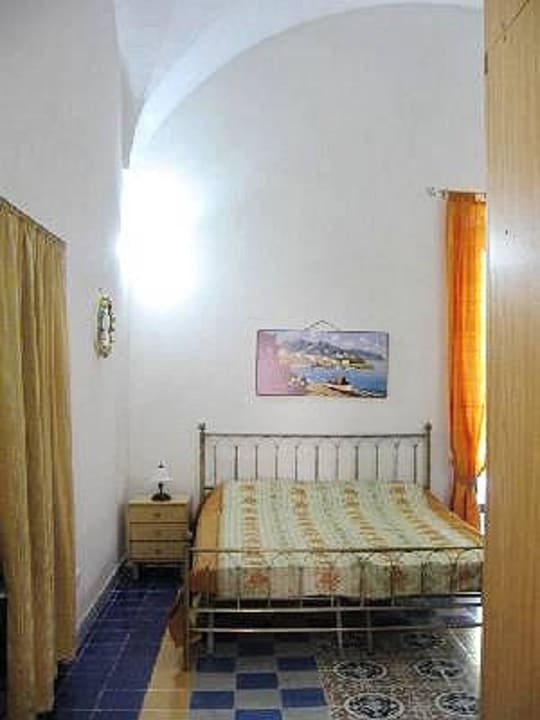 Camera da letto con armadio a muro. Masseria Porto Badisco