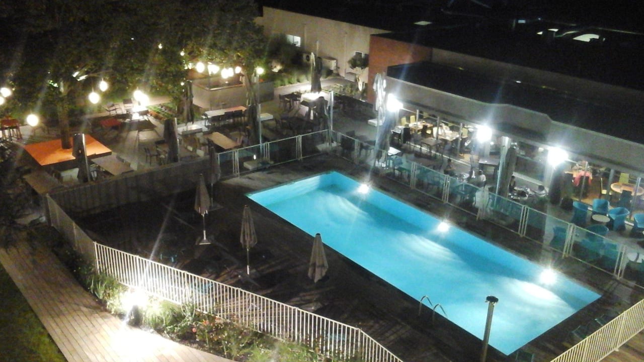 Pool in the evening Hotel Novotel Toulouse Aéroport