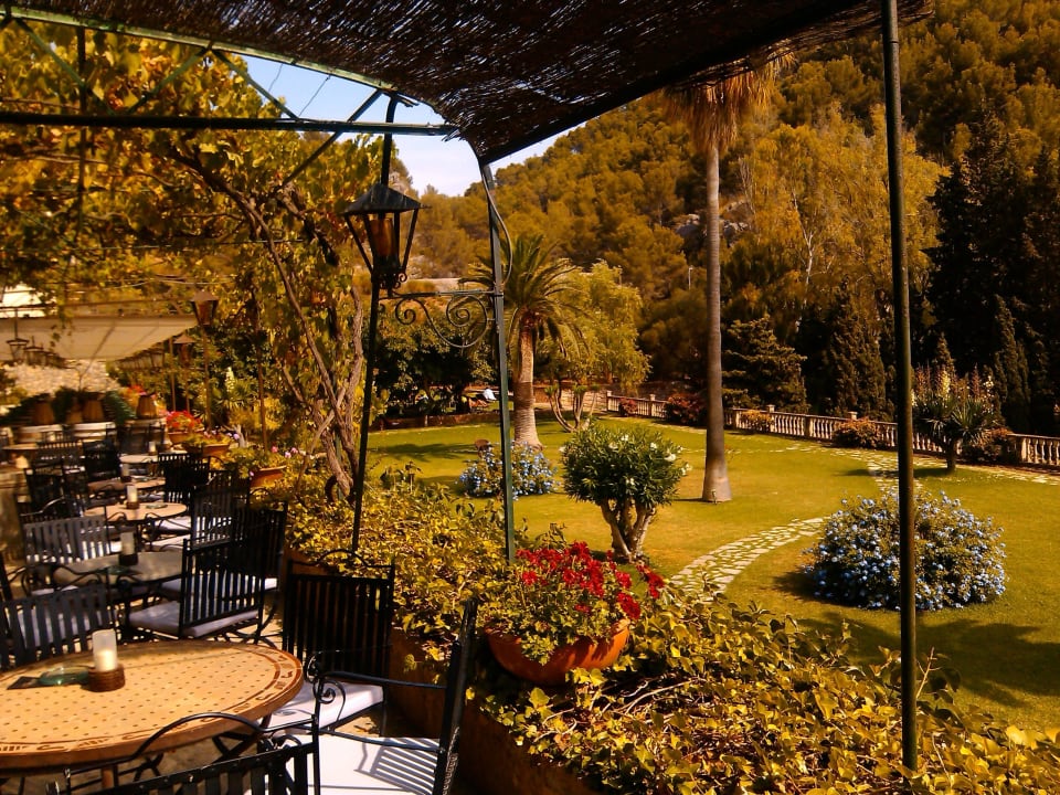 Terrasse mit Blick auf den schönen Garten Hotel Es Port