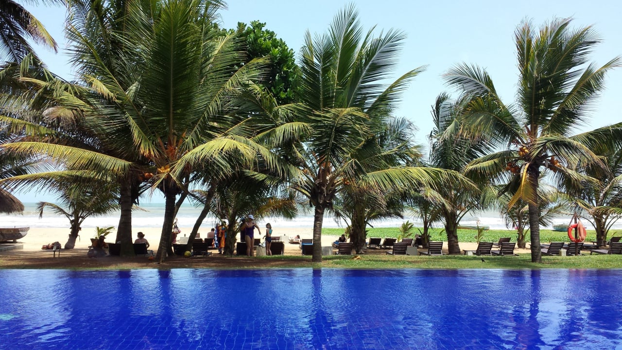 Widok z pokoju na basen i plaże Hotel Jetwing Sea