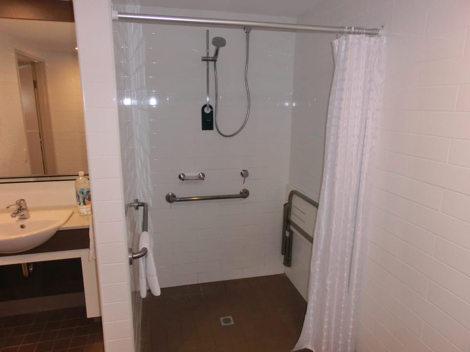 Badezimmer behindertengerecht Hotel Medina Grand Darwin