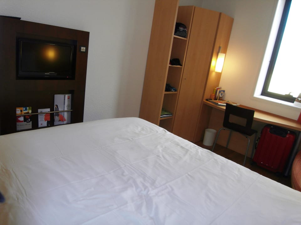 TV-Anlage und Minischrank ibis Hotel Porto Centro