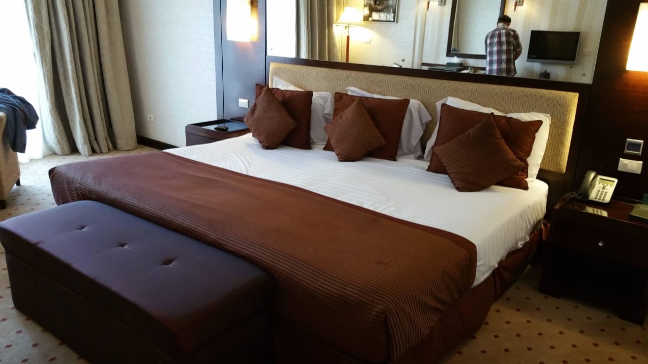 Grosses bequemes Bett Premier Le Reve Hotel & Spa