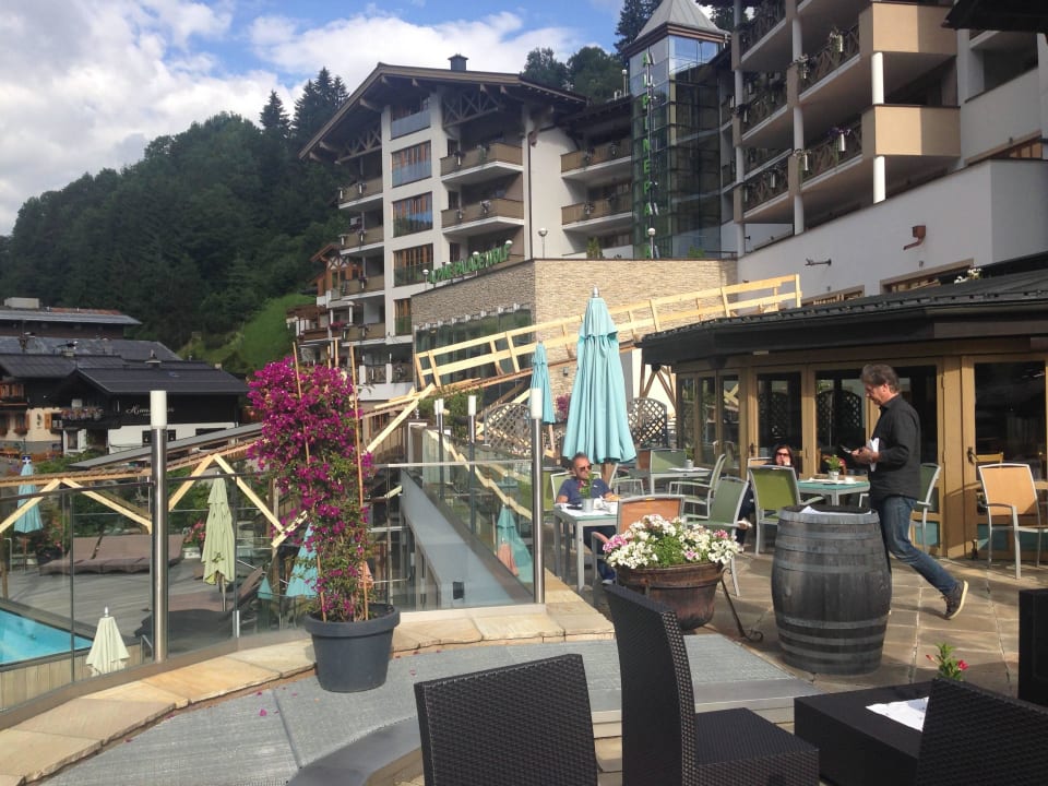 Aufbauarbeiten Sonnenterrasse Restaurant The Alpine Palace