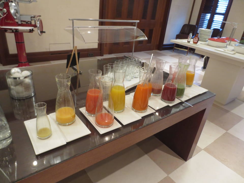 Eine kleine Auswahl der Säfte / Frühstück Bel Etag Hotel Adlon Kempinski Berlin