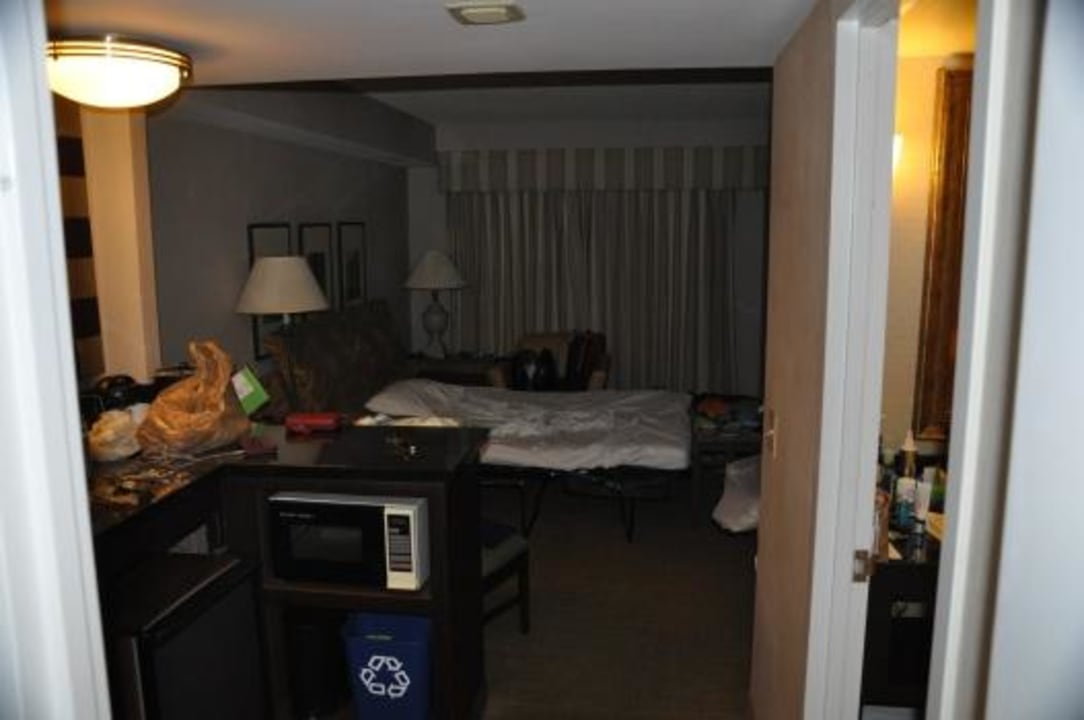 Blick vom Schlafzimmer durch den Raum zur Eingangstür Hotel Embassy Suites at the Chevy Chase Pavilion