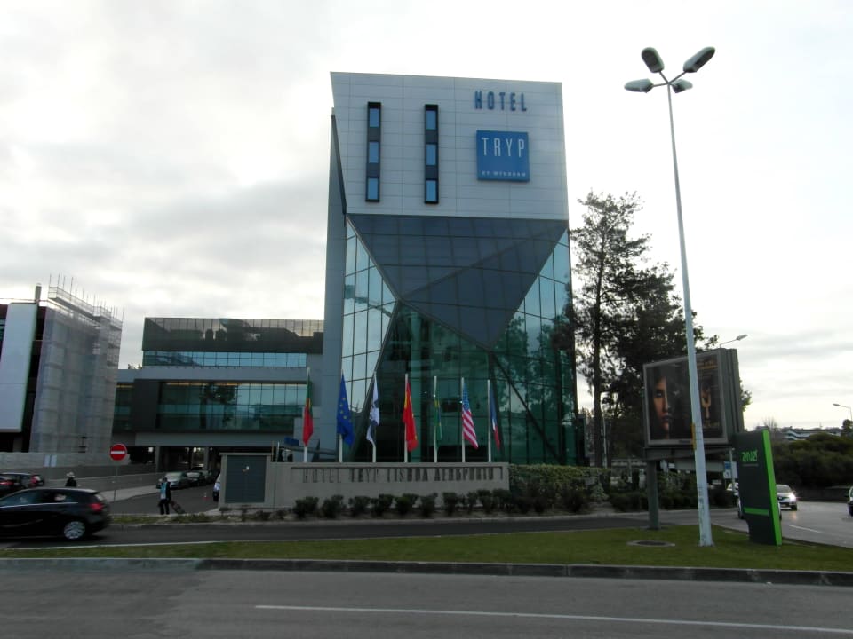 Blick vom Parkhaus und Terminal auf das Hotel Meliá Lisboa Aeroporto