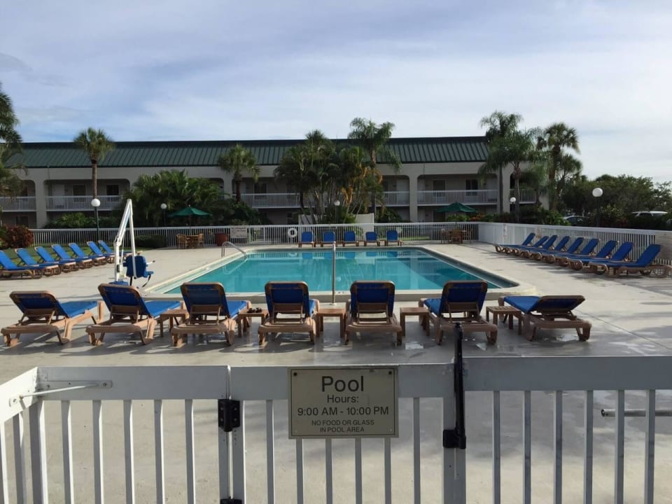 Pool SureStay Plus Hotel by Best Western Clearwater