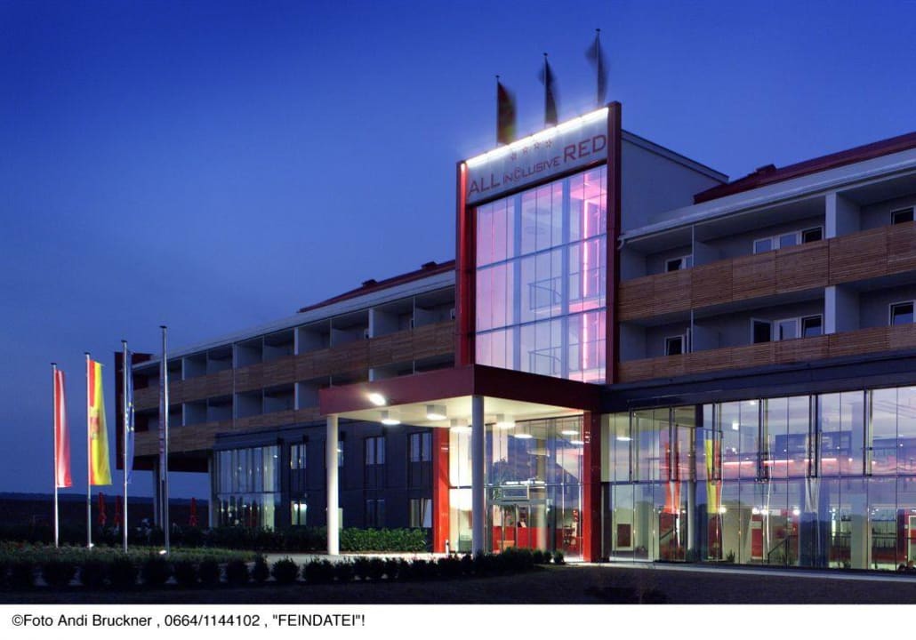 Außenaufnahme All In Red Thermenhotel