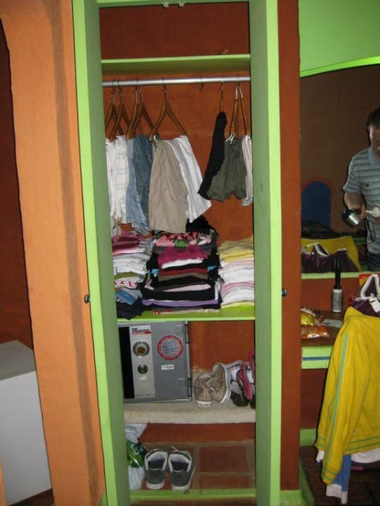 Kleiderschrank Hotel Flamenco Villas / Beach Club