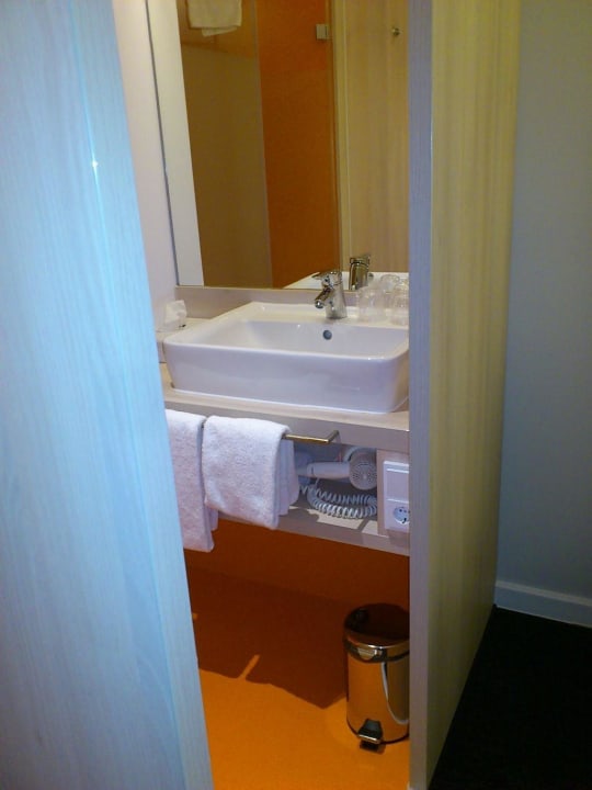 Blick in den Waschbereich B&B Hotel Aalen