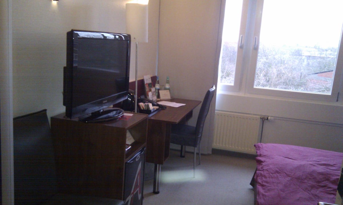 Schreibtisch und TV-Ecke Auszeit Hotel Düsseldorf