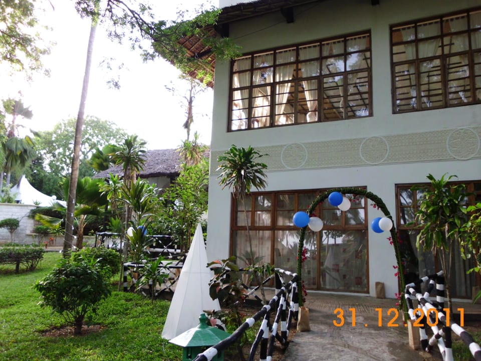 Haupthaus mit Restaurant oben und unten  Kilifi Bay Beach Resort