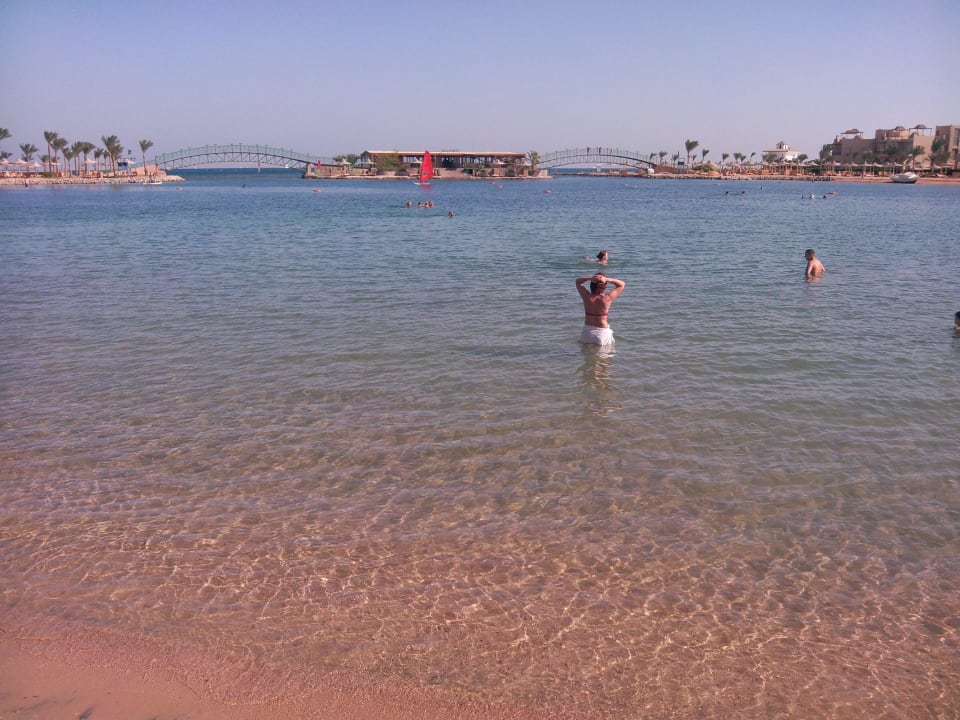 Планый спуск в воду на пляже Desert Rose