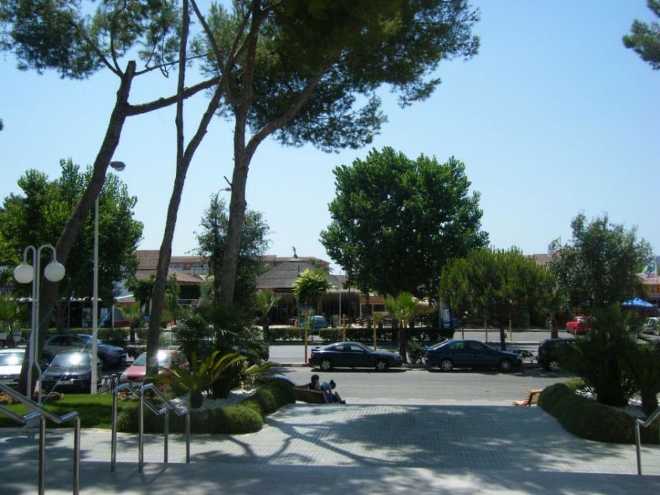 Blick vom Eingang auf die Straße Iberostar Waves Playa de Muro
