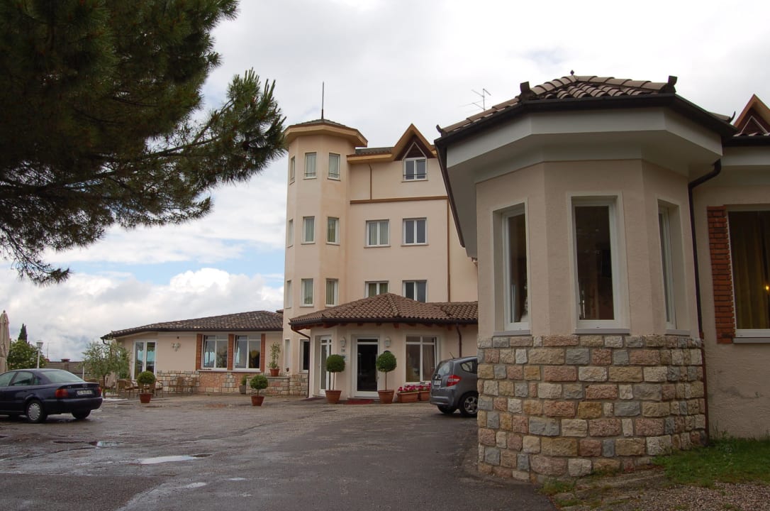 Eingang mit Parkplätzen Hotel Bellavista