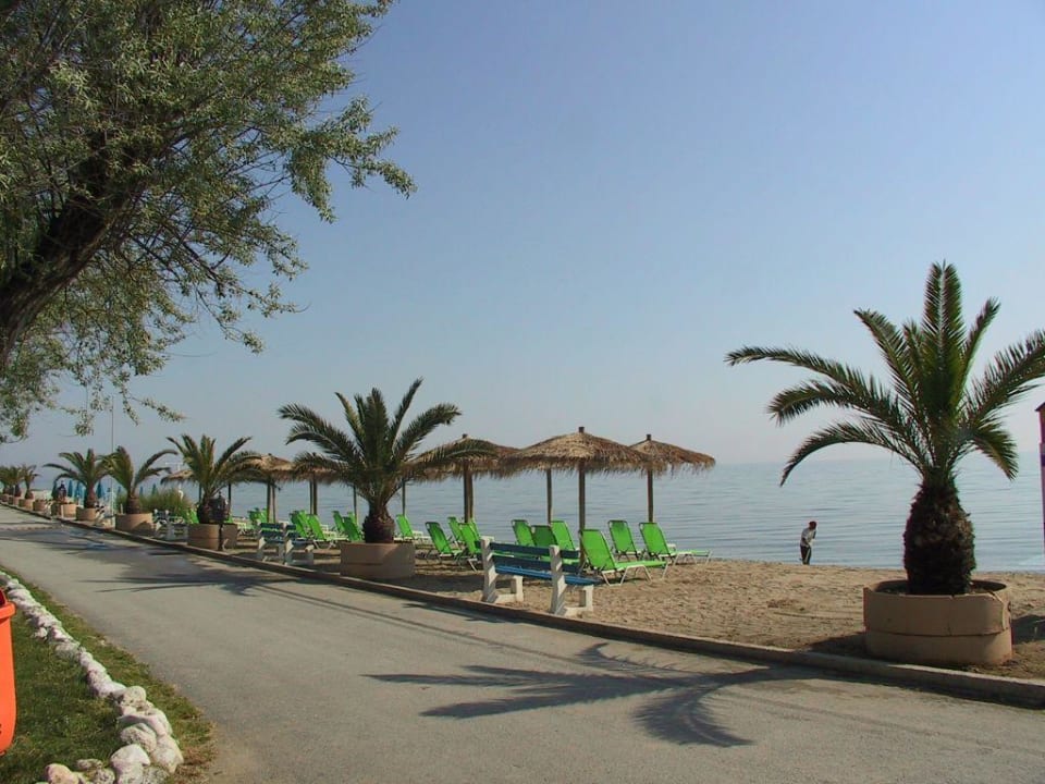 Wenig befahrene Straße zum Strand alltoura Club Hotel Poseidon Palace