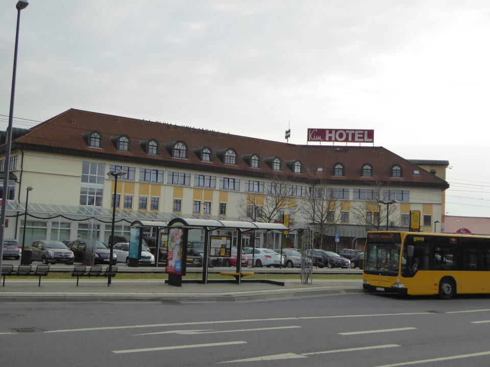 Straßenbahn - und Bushaltestelle vor dem Hotel Kim Hotel Dresden