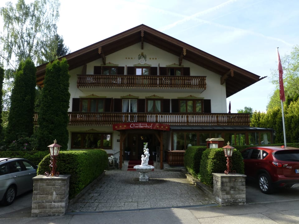 Frontansicht Hotel Quellenhof