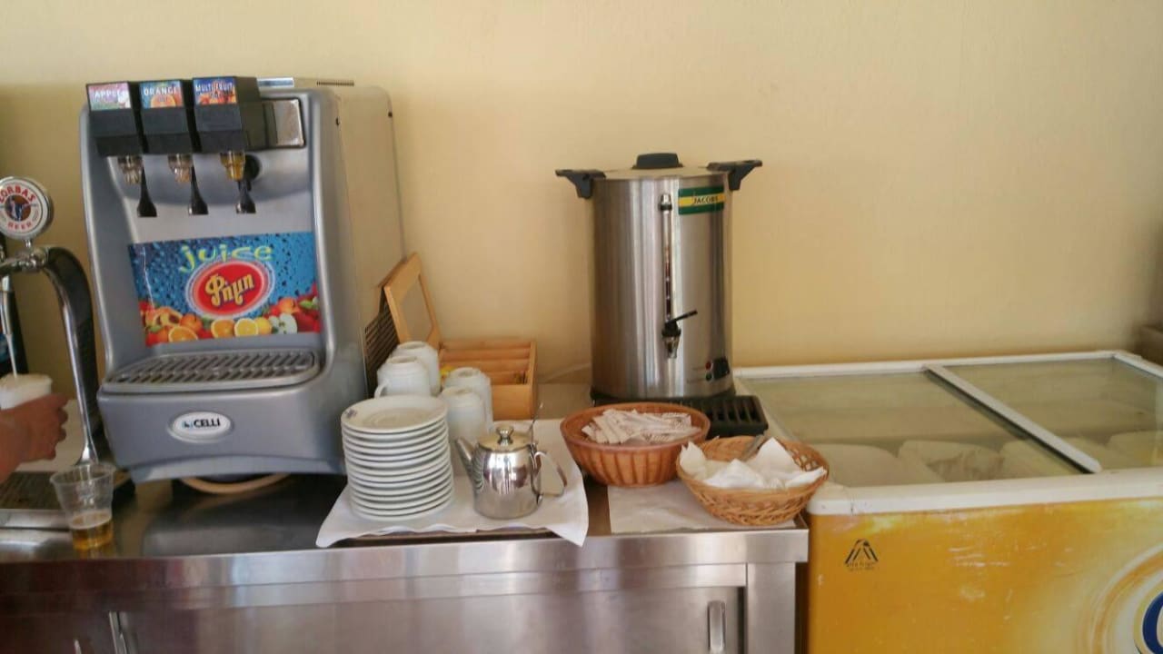 Wärmebehälter für Filterkaffee an der Strandbar Vantaris Luxury Beach Resort