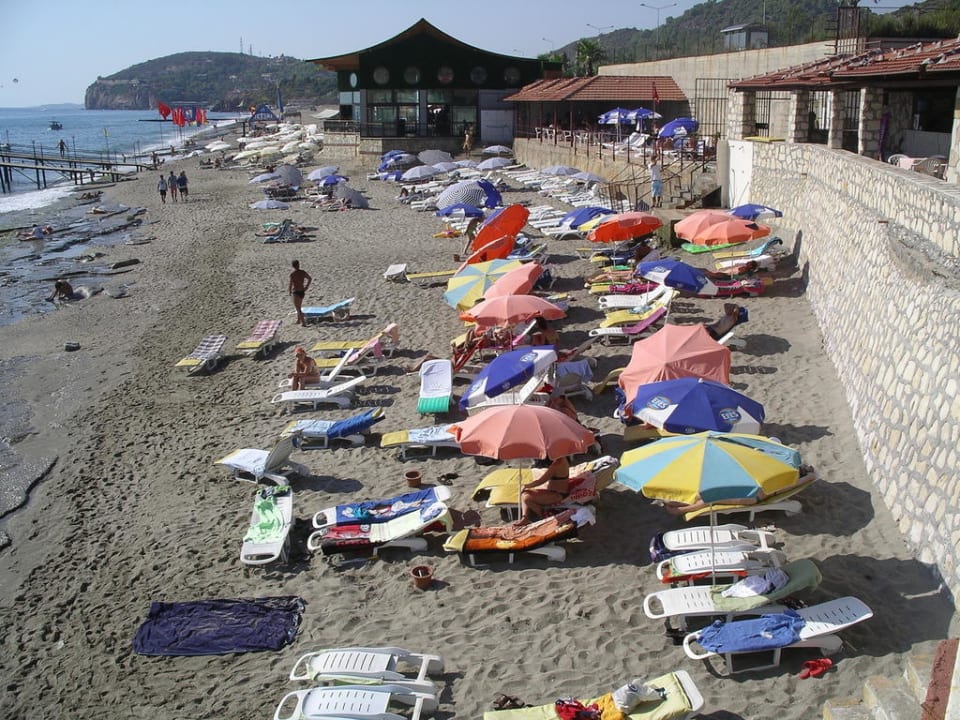 Blick auf die Strandliegen Club Hotel Mirabell