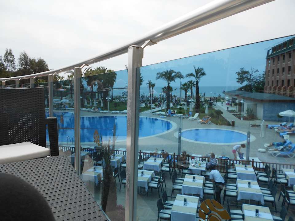 Ausblick von der Terrasse auf den Pool Annabella Diamond Hotel & Spa