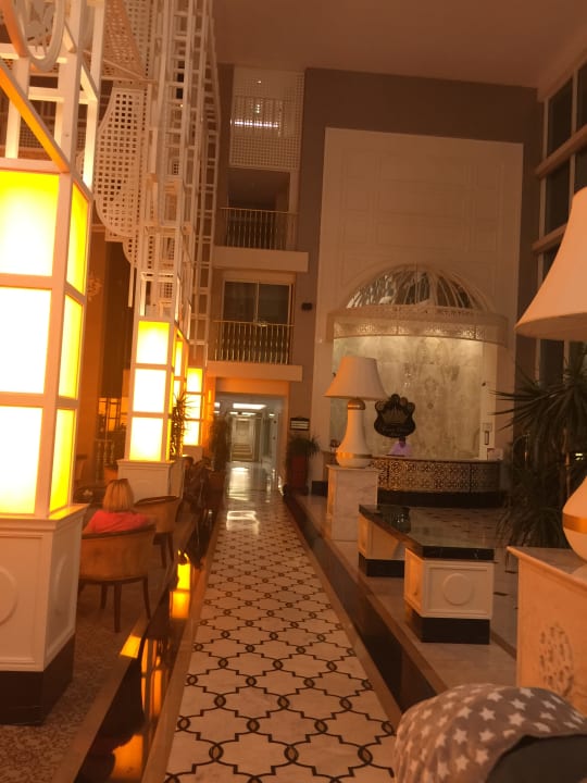 Lobby Well Palace Side