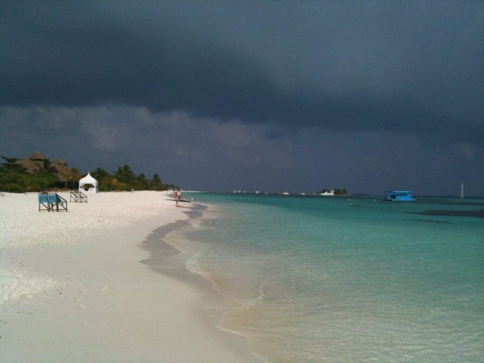 Ruhiger Strand Kuredu Island Resort & Spa