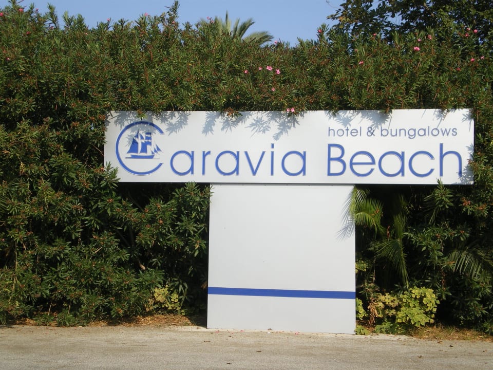 Viel Platz auf dem Hotelparkplatz Caravia Beach Hotel