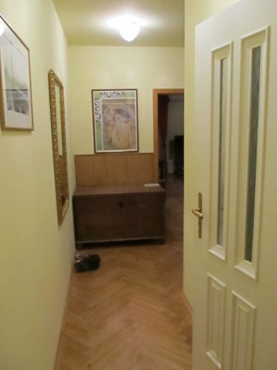 Flur mit Tür zum Badezimmer Hotel Mucha