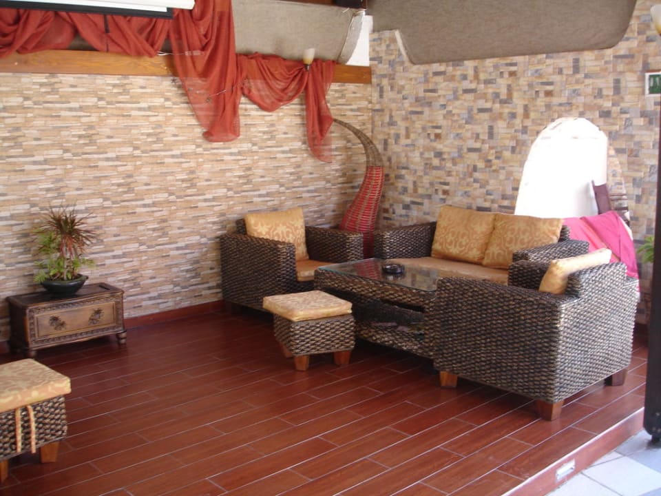 Sitzecke im Außenbereich Gaia Garden Hotel