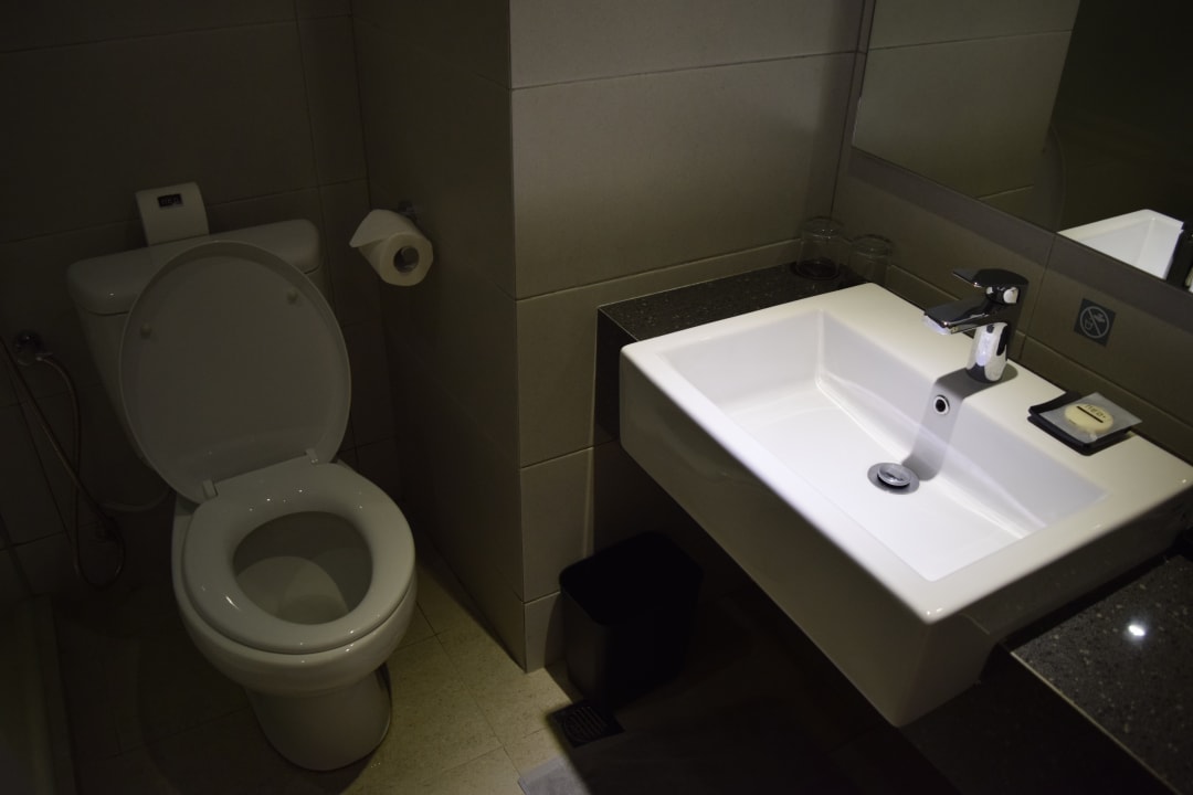 Badezimmer. Recht klein. Hotel NEO+ Penang