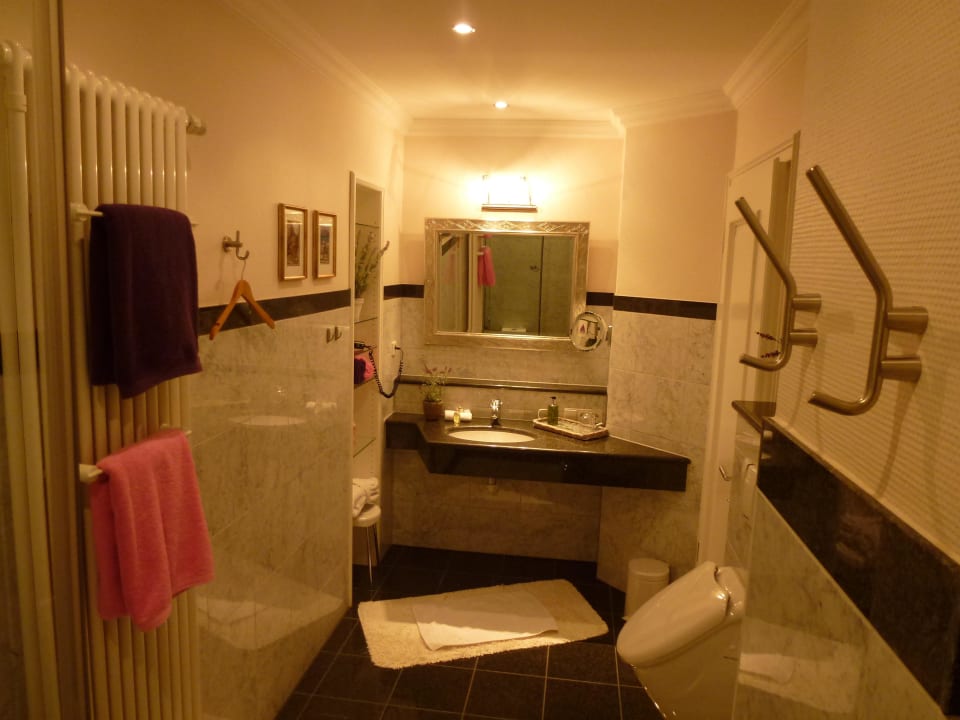 Badezimmer mit WC und Pissoir Baumann's Landhaus